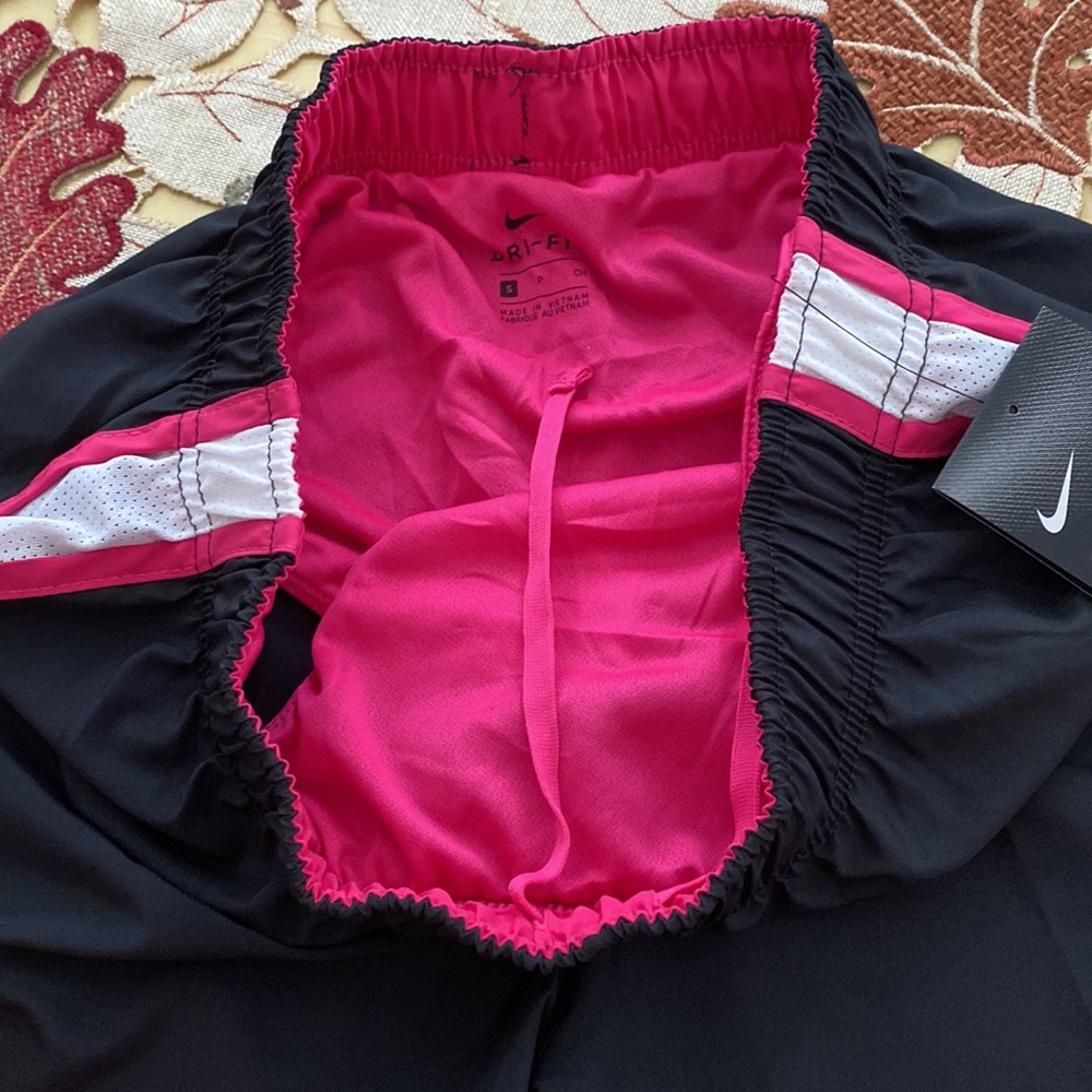 NWT NIKE DRY Women Short. Size S With DRI-FIT Technology.Black - Picture 3 of 3